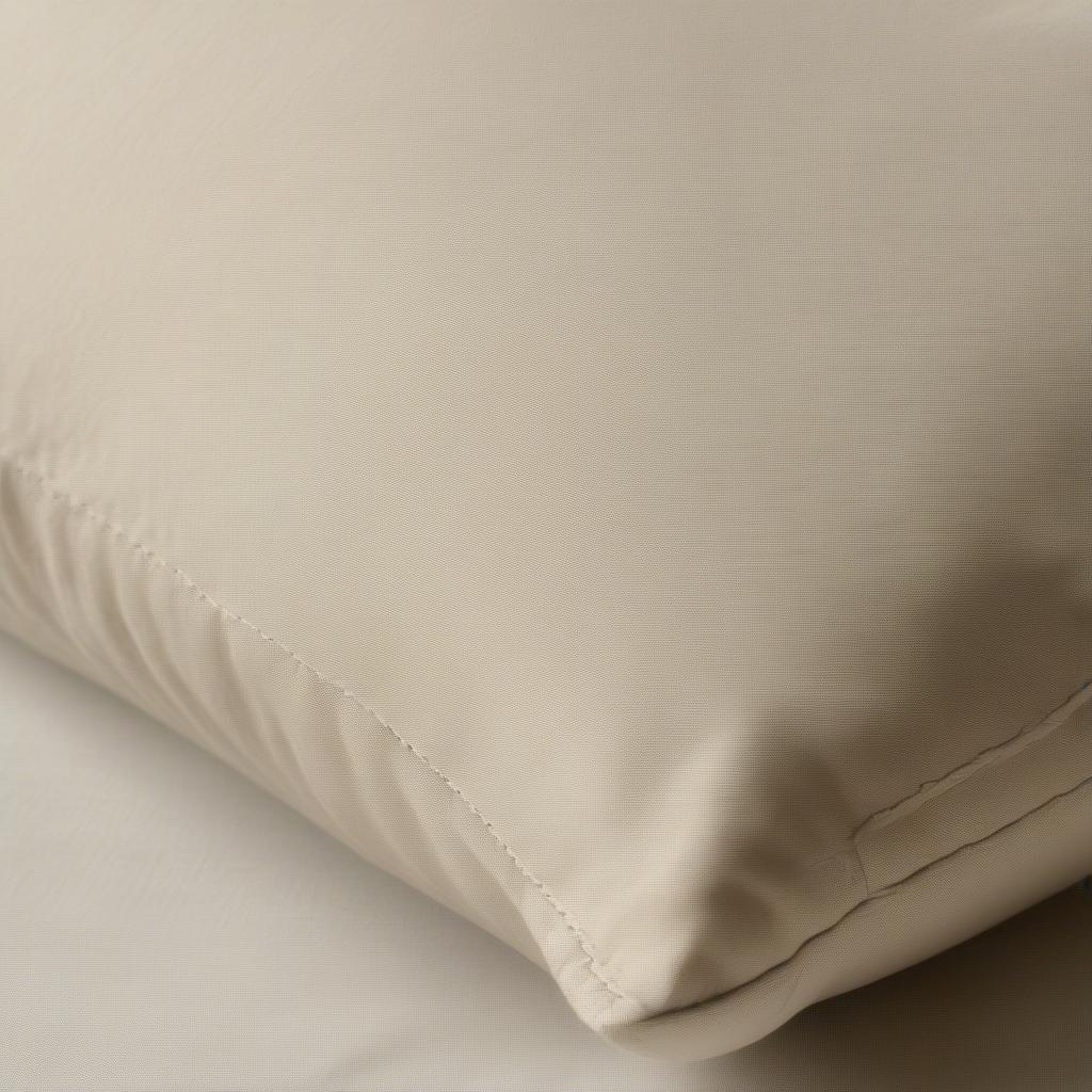 Standard Pillow Edge: A simple straight seam creating a clean and modern look.